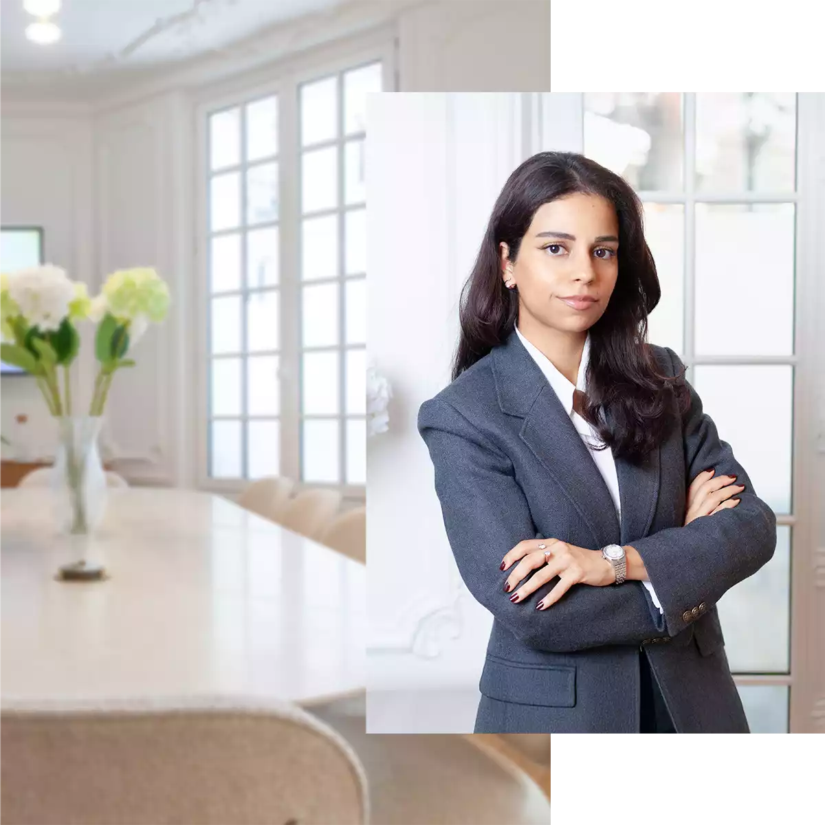 Avocat en bail commercial à Paris, en costume bleu, posant avec confiance dans un bureau élégant et lumineux.
